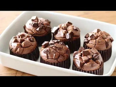 米粉で簡単、混ぜて焼くだけ！ふんわりチョコマフィンの作り方：バターなし｜HidaMari Cookingのサムネイル