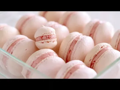 いちごのマカロンの作り方：自家製コンポートでバタークリームを作る：美味しいいちごミルクのサムネイル
