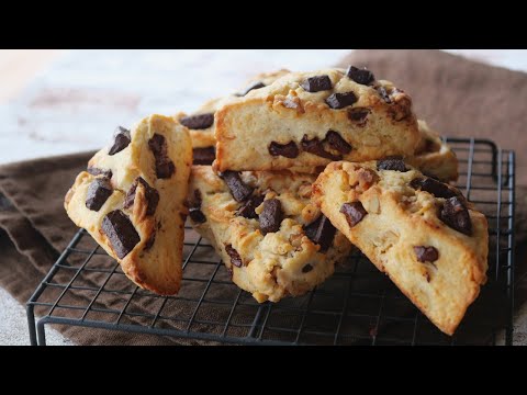 【普段のおやつにもぴったり】チョコとナッツのスタバ風スコーン☆強力粉生クリでめっちゃ簡単ザクザク | Chocolate chunk sconesのサムネイル