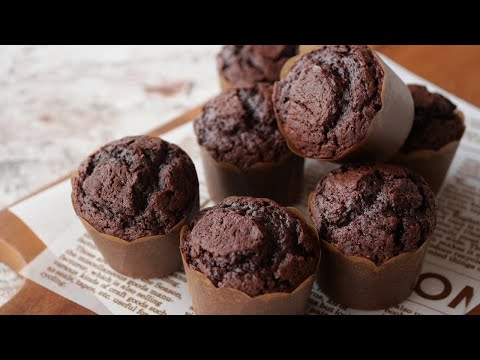 【秋のチョコレートカップケーキ♡溶かしバターで濃厚ほろっと】「カップケーキの表情が良いのはバター使いだから!」| Easy Chocolate cupcakesのサムネイル